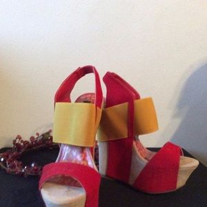 DollHouse WEDGE Red/Gold Sz 6.5